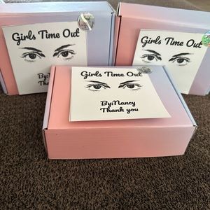 Small makeup box, beautiful box with wonderful makeup.